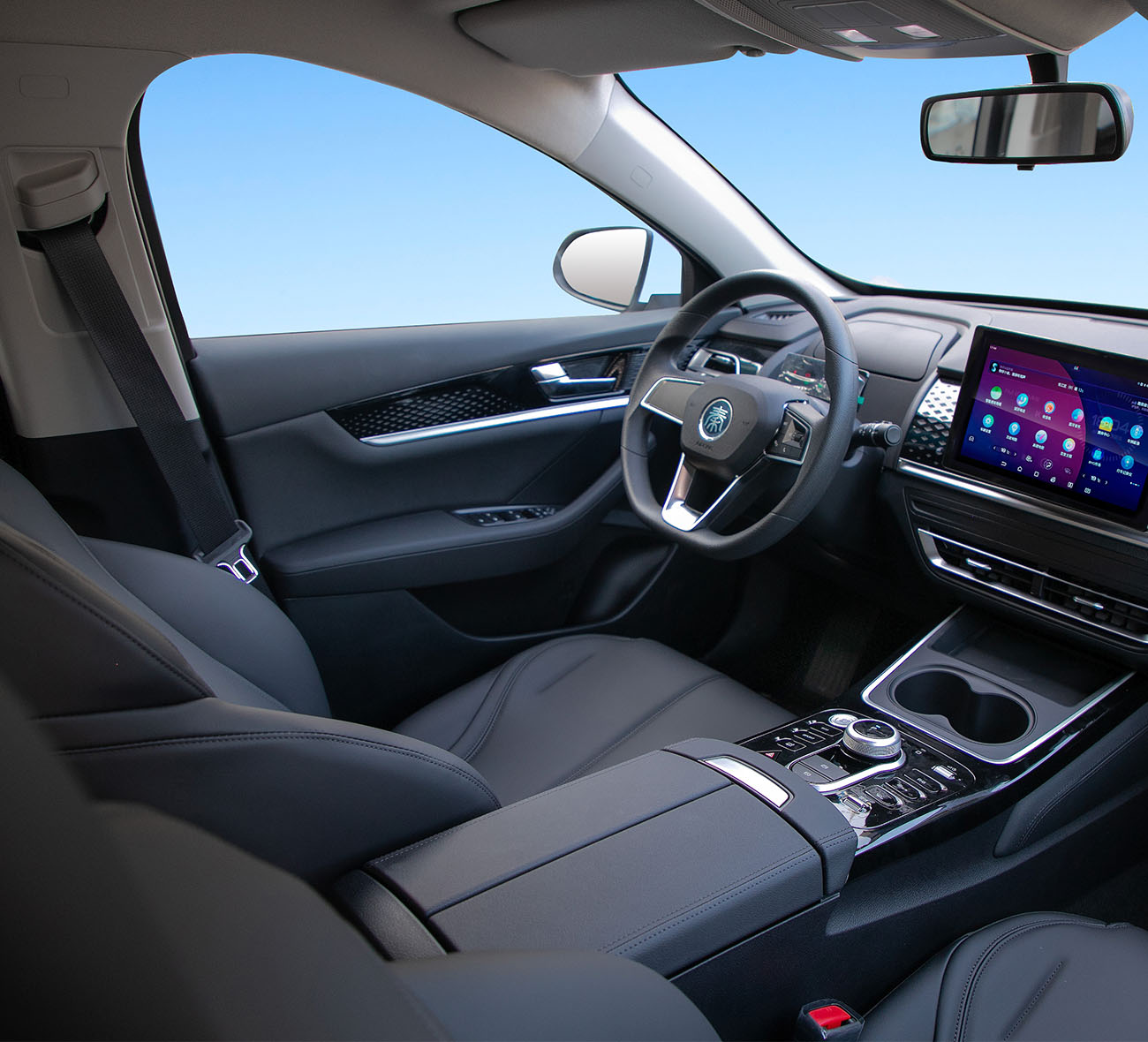 内饰设计简约时尚，皮实舒适， <br>充分考虑驾乘者的驾驶需求和乘坐需求。