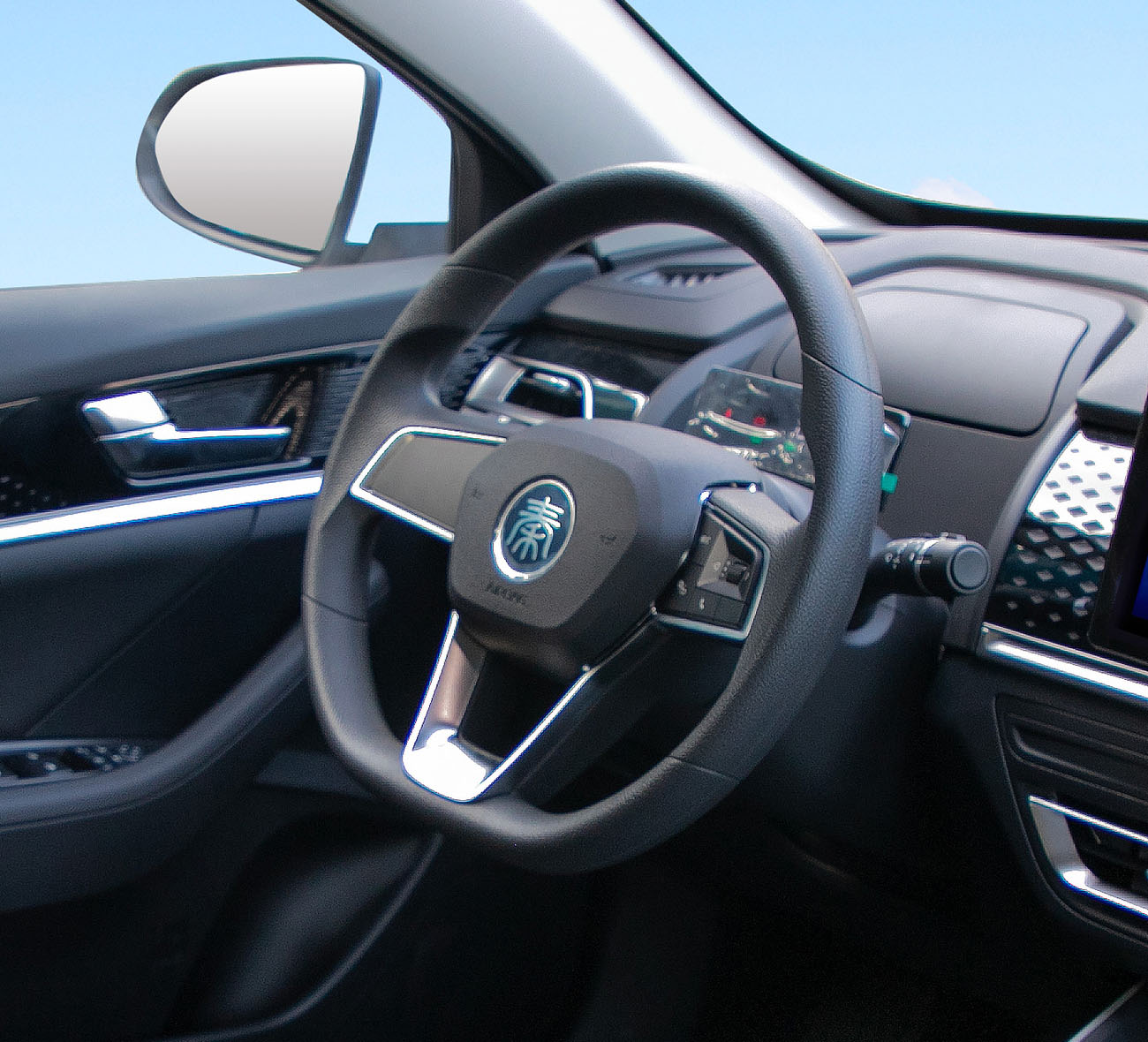 方向盘 <br>采用仿皮材质方向盘，集成多功能按键