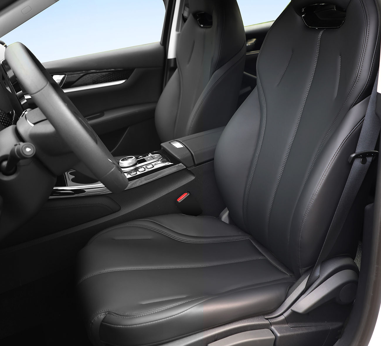 座椅 <br>座位设计考虑人体结构，  <br>功能按键人性化设计。