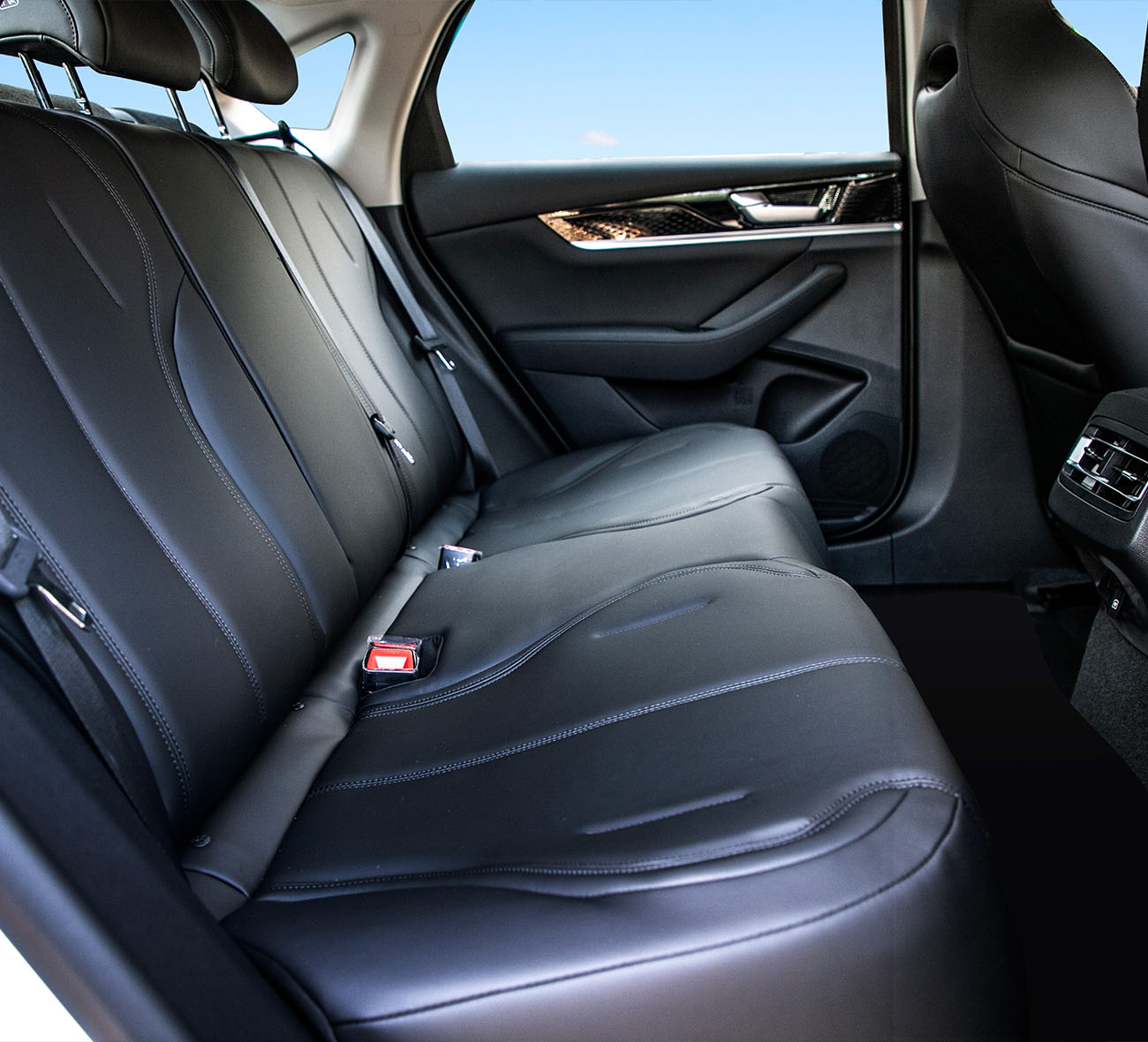 后排空间 <br>可容纳5人乘员， <br>充分契合舒适宽敞乘坐要求